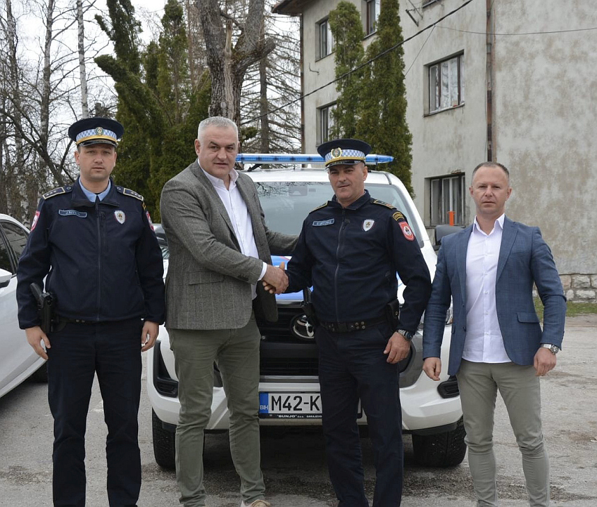 ИСТОЧНО САРАЈЕВО, 14. АПРИЛА /СРНА/ - Општина Хан Пијесак донирала је Полицијској управи Источно Сарајево нов аутомобил "тојота".