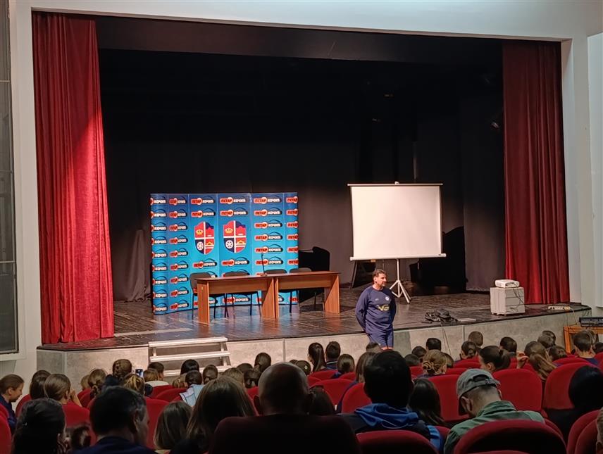 МРКОЊИЋ ГРАД, 14. АПРИЛА /СРНА/ - Један од најбољих српских одбојкаша свих времена Владимир Вања Грбић одржао је данас у Мркоњић Граду предавање о теми "Страх и мотивација" намијењено за полазнике "Интернационалног одбојкашког кампа".