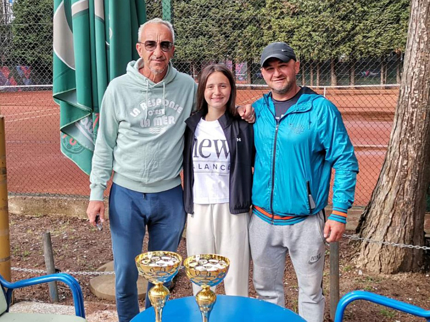 ДОБОЈ, 14. АПРИЛА /СРНА/ - Сара Трипић најбоља јуниорка Тениског клуба Добој и тренер Денис Спахић.