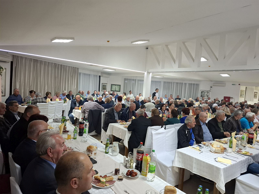 ВИШЕГРАД, 14. АПРИЛА /СРНА/ – У Вишеграду је вечерас одржано традиционално дружење пензионера, на којем се окипио велики број припадника ове популације, али и бројни гости.
