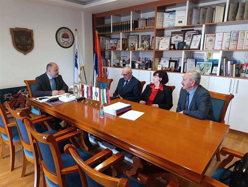 ВИШЕГРАД, 15. АПРИЛА /СРНА/ - Начелник општине Младен Ђуревић уприличио је пријем за предсједника Удружења пензионера Републике Српске Ратка Трифковића и предсједника Удружења пензионера Вишеград Љубинку Кнежевић, са којима је разговарао о положају пензионера и активностима које се реализују на локалном нивоу.