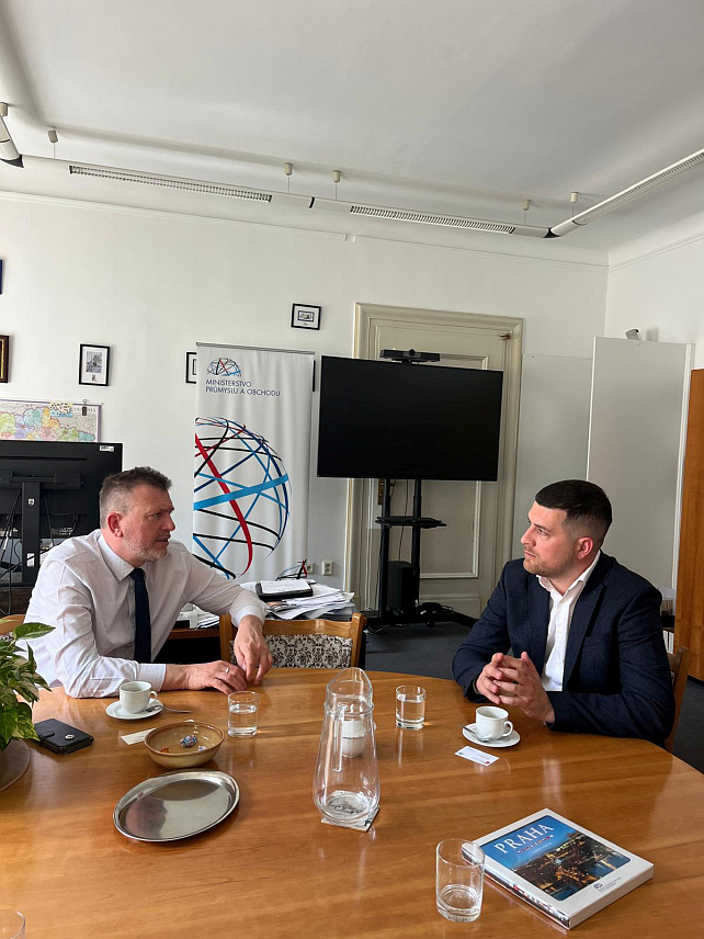 САРАЈЕВО/ПРАГ, 15. АПРИЛА /СРНА/ - Директор Агенције за унапређење страних инвестиција у БиХ /Фипа/ Марко Кубатлија разговарао је у Прагу са директором Одјељења за европске земље Министарства индустрије и трговине Чешке Мартином Поспишилом о могућностима улагања у сектор обновљивих извора енергије, те регулативи и будућим оквирима механизма за прекогранично опорезивање угљен-диоксида /ЦБАМ/.
