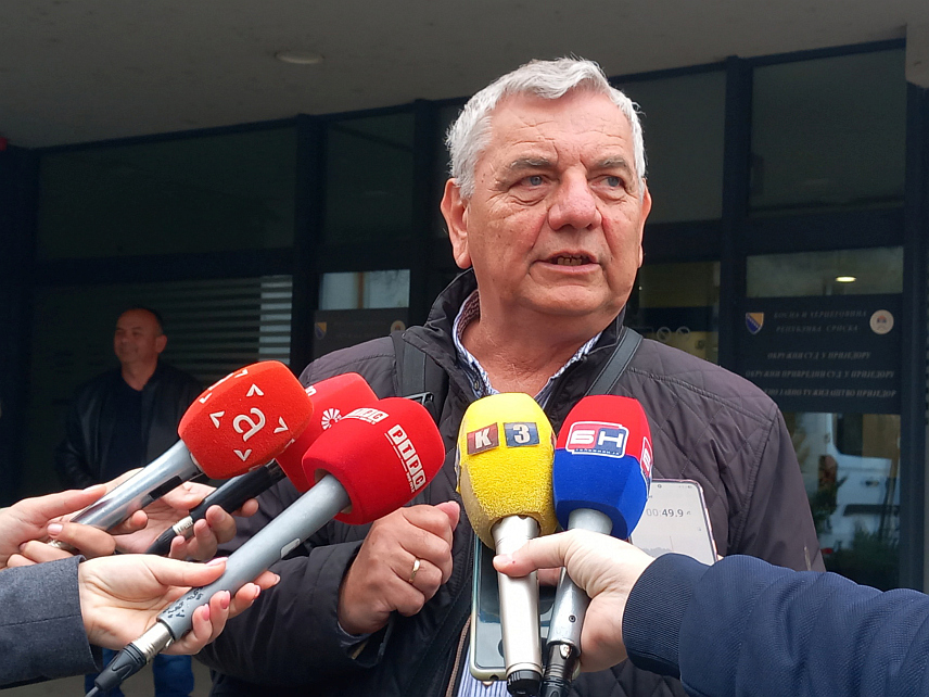 ПРИЈЕДОР, 15. АПРИЛА /СРНА/ - Стечајни управник рибњака "Саничани" Војо Павичић у обраћању новинарима у Приједору.