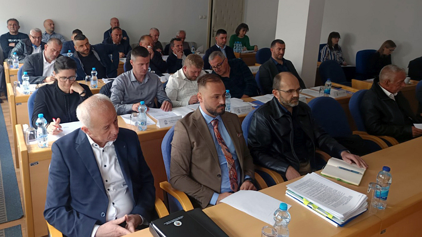 ПЕТРОВО, 15. АПРИЛА /СРНА/ - Грађани мјесне заједнице Сочковац у општини Петрово изјасниће се на референдуму о извођењу детаљних геолошких истраживања на овом подручју, одлучено је данас једногласно на посебној сједници Скупштине општине.