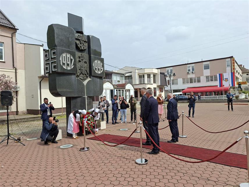 ШАМАЦ, 15. АПРИЛА /СРНА/ - Предсједник Владе Републике Српске Саво Минић данас је, поводом Дана општине Шамац, положио вијенац код централног споменика погинулим борцима и цивилним жртвама Одбрамбено-отаџбинског рата, а вијенац су положили и министар рада и борачко-инвалидске заштите Српске Радан Остојић и министар енергетике и рударства Петар Ђокић.