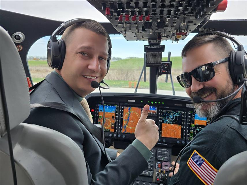 ВАШИНГТОН, 15. АПРИЛА /СРНА/ - Замјеник министра одбране у Савјету министара Александар Гогановић обишао је престижну мултинационалну компанију "Леонардо УСА", од које ће, у оквиру програма сарадње са Сједињеним Америчким Државама, бити набављено шест нових хеликоптера за Оружане снаге. Током обиласка имао је прилику тестно испробати хеликоптер AW-119Kx, модел који добијају Оружане снаге БиХ.