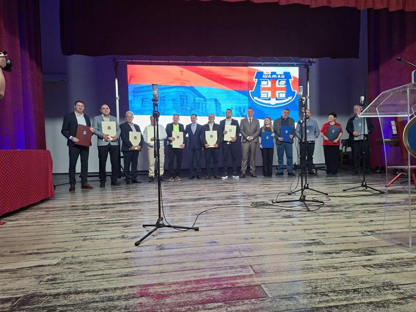 ШАМАЦ, 15. АПРИЛА /СРНА/ - На свечаној сједници Скупштине општине Шамац данас су, поводом Дана општине, уручена признања најистакнутијим институцијама, удружењима и појединцима за 2026. годину, а највеће признање - Повеља општине припала је Фудбалском клубу "Црвена звијезда" из Обудовца која ове године слави вијек постојања.