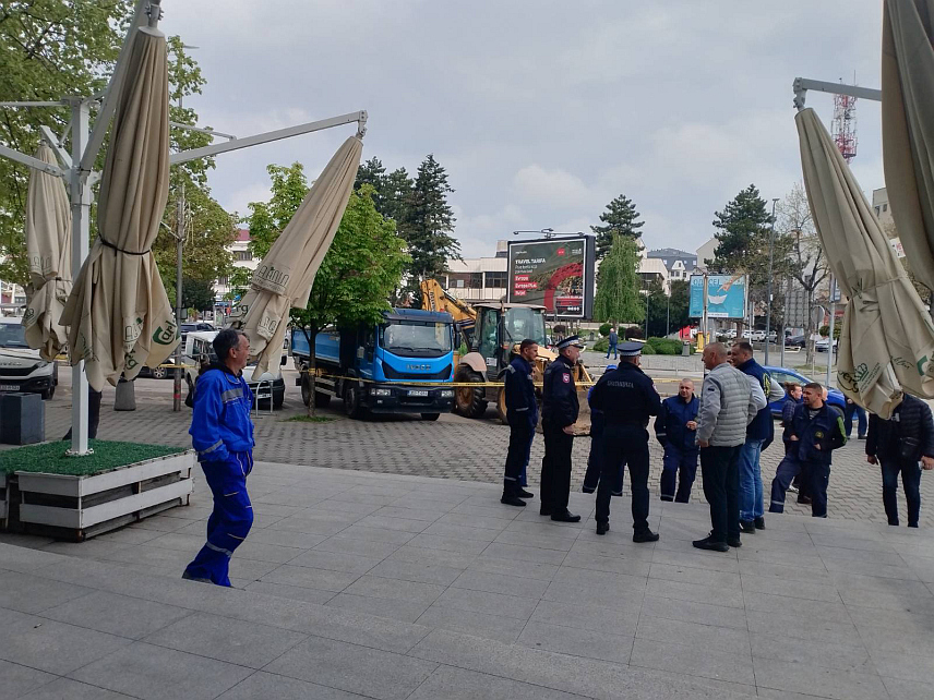 БИЈЕЉИНА, 15. АПРИЛА /СРНА/ - Радници бијељинског "Водовода и канализације" од јутрос се скупљају испред Центра за културу како би подржали захтјев о повећању цијене воде од 20 одсто који је на дневном реду данашње сједнице Скупштине града Бијељина.