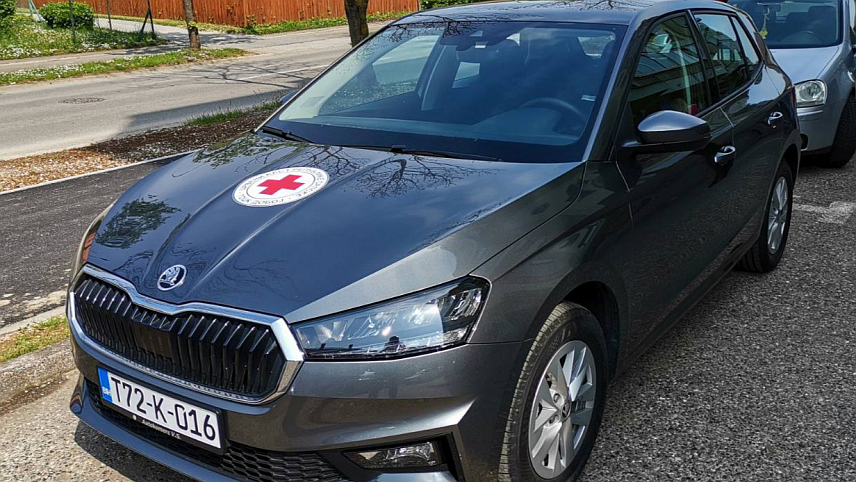 ДОБОЈ, 16. АПРИЛА /СРНА/ - Градоначелник Добоја Борис Јеринић уручио је данас нову "шкоду фабију" Градској организацији Црвеног крста за потребе Тима за помоћ и његу у кући који пружа услуге за око 90 старијих лица која не могу да брину о себи.