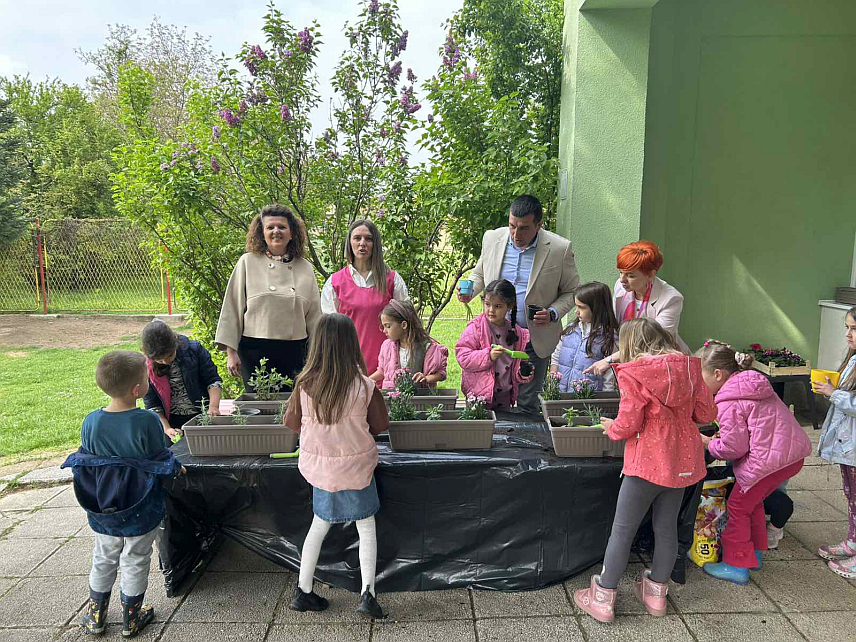 БАЊАЛУКА, 16. АПРИЛА /СРНА/ - Помоћник министра за предшколско и основно васпитање и образовање Републике Српске Наташа Цвијановић је посјетила старију васпитну групу бањалучког вртића "Невен", коју води Оливера Јањић , гдје се упознала о начину њеног рада.	
