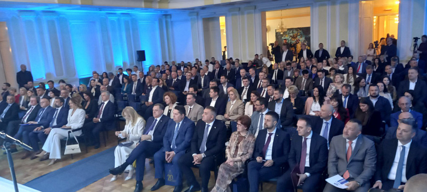 БАЊАЛУКА, 16. АПРИЛА /СРНА/ - Свечана академија поводом 20 година рада Агенције за осигурање Републике Српске у Културном центру "Бански двор" у Бањалуци.