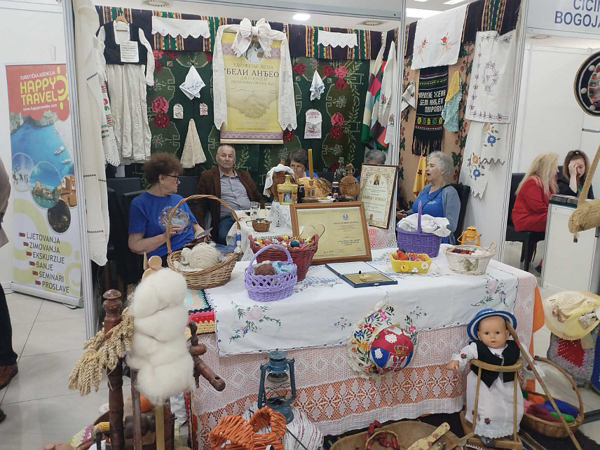 БИЈЕЉИНА, 16. АПРИЛА /СРНА/ - Влада Републике Српске озбиљно улаже у туризам и Српска из године у годину обара рекорде по броју гостију, изјавио је данас у Бијељини помоћник министра за туризам и угоститељство Предраг Тешић отварајући Сајам "Бијељина-турист".