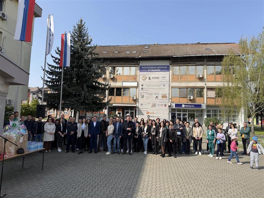 БИЈЕЉИНА, 16. АПРИЛА /СРНА/ - Велики број волонтера, грађана, радника Општинске управе Угљевик и општинских установа учествовао је данас у еколошкој акцији "Tуризам расте тамо гдје је природа чиста".