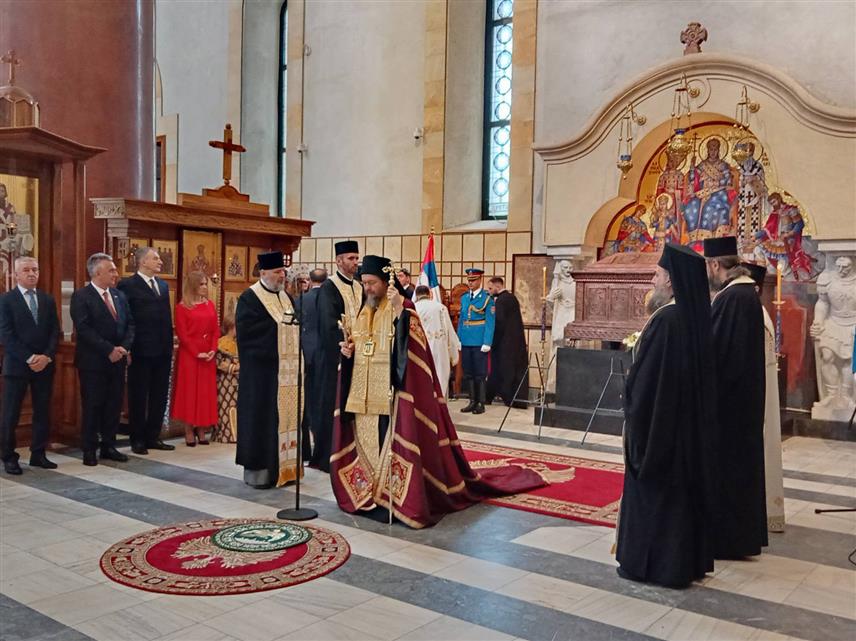БЕОГРАД, 16. АПРИЛА /СРНА/ - У присуству великог броја грађана, представника извршне и законодавне власти, Војске Србије и патриотских удружења у Храму Светог Марка у Београду служен помен цару Душану, чије гробно мјесто се налази у овој светињи, Парастос је служио Његгово преосвештенство владика липљански Доситеј.