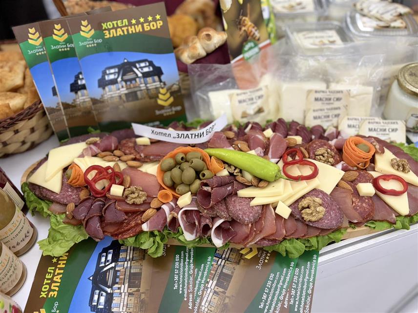 СОКОЛАЦ, 16. АПРИЛА /СРНА/ - Туристичка организација општине Соколац представила је аутентичне вриједности и гастрономско богатство романијског краја на Међународном сајму туризма и гастрокултуре "Бијељина-турист", који је данас отворен у Бијељини.