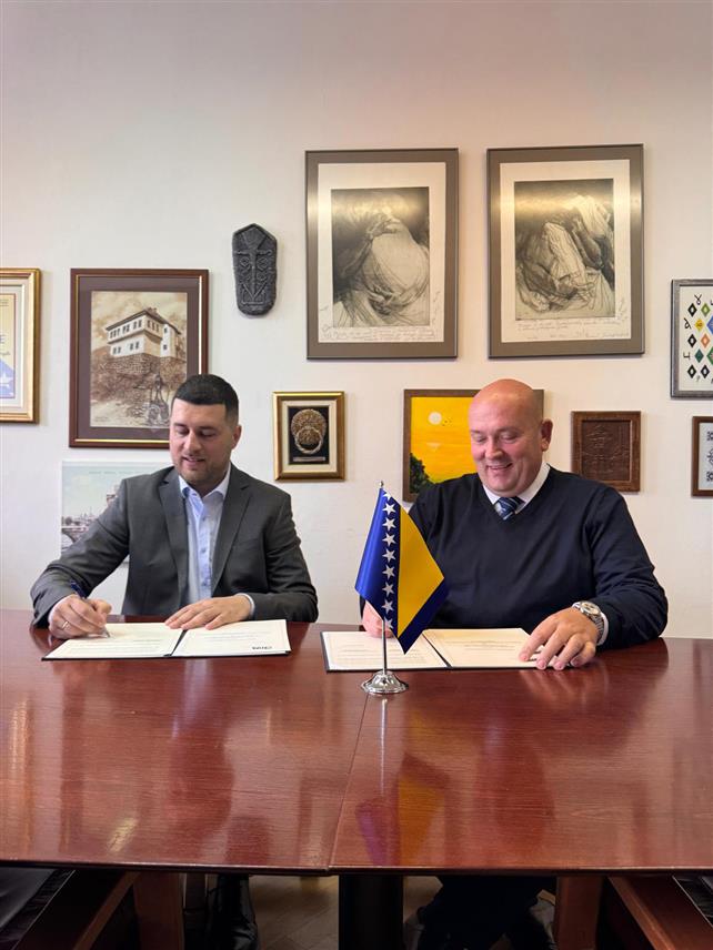 САРАЈЕВО/ПРАГ, 16. АПРИЛА /СРНА/ - Директор Агенције за унапређење страних инвестиција у БиХ /Фипа/ Марка Кубатлије и предсједник Чешко-босанске привредне коморе Тарик Алтумбабић потписали су у Прагу Меморандум о разумијевању, којим се потврђује опредијељеност за узајамну подршку, промоцију економских и трговинских односа, те размјену стручних знања у циљу унапређења инвестиционе сарадње.