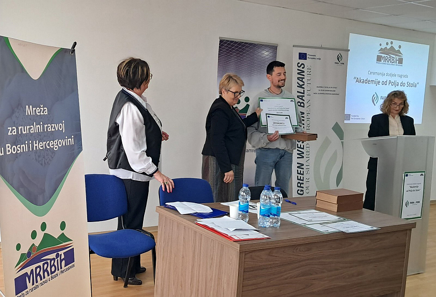 ИСТОЧНО САРАЈЕВО, 16. АПРИЛА /СРНА/ - Мрежа за рурални развој БиХ данас је у Источном Сарајеву уручила награде Академије "Од поља до стола", а међу добитницима је и Бојана Божиловић Нешковић из братуначког села Побрђе у категорији одржива пољопривреда и рурални развој.