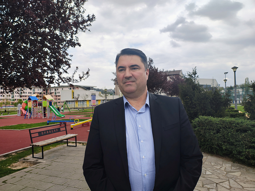 ИСТОЧНО САРАЈЕВО, 16. АПРИЛА /СРНА/ - Министар иностраних послова у Савјету министара Елмедин Конаковић одговоран је за измјену листе кандидата за судију Европског суда за људска права у Стразбуру, коју је сачинило Предсједништво БиХ, чиме је почињено кривично дјело, изјавио је Срни посланик СНСД-а у Представничком дому Парламентарне скупштине БиХ Мирослав Вујичић.