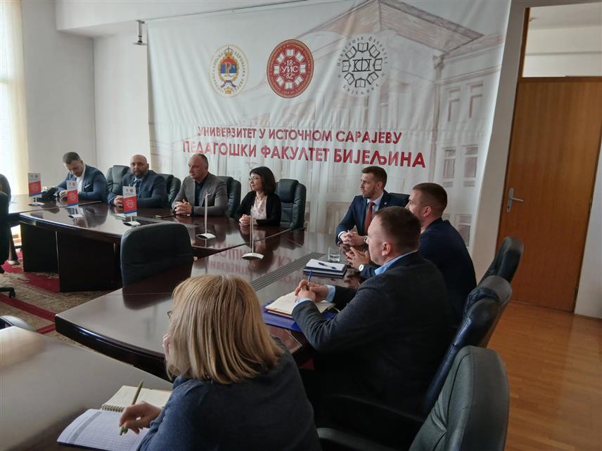 БИЈЕЉИНА, 16. АПРИЛА /СРНА/ - Састанак на Педагошком факултету са директорима бијељинских основних школа и представницима Гимназије "Филип Вишњић" на којем је разговарано о организацији праксе за руске студенте.