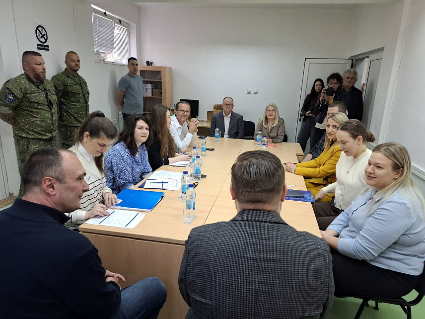 ВИШЕГРАД, 16. АПРИЛА /СРНА/ – Дом здравља Вишеград добио је савремени колпоскоп вриједан око 10.000 КМ, чиме је унапријеђена дијагностика и превенција у области гинекологије.Званичној примопредаји присуствовао је замјеник амбасадора Словачке у БиХ Патрик Турошик.