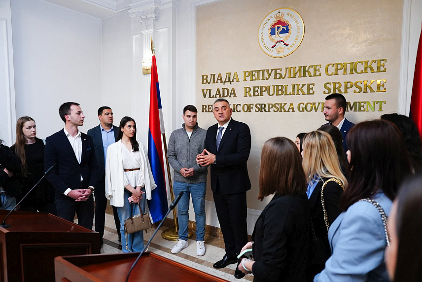 БАЊАЛУКА, 16. АПРИЛА /СРНА/ - Предсједник Владе Републике Српске Саво Минић данас у Бањалуци са студентима који су га посјетили у згради Владе Републике Српске.