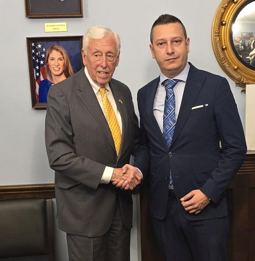 ВАШИНГТОН, 16. АПРИЛА /СРНА/ - Замјеник министра одбране у Савјету министара Александар Гогановић разговарао је у Вашингтону са једним од лидера демократа у Конгресу, Стенијем Хојером.