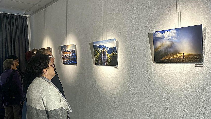 ДОБОЈ, 16. АПРИЛА /СРНА/ - У Добоју је вечерас отворена изложба умјетничке фотографије "Свјетлопис планинских крајева", аутора Владимира Тадића из Челинца чији су бројни радови и међународно признати.