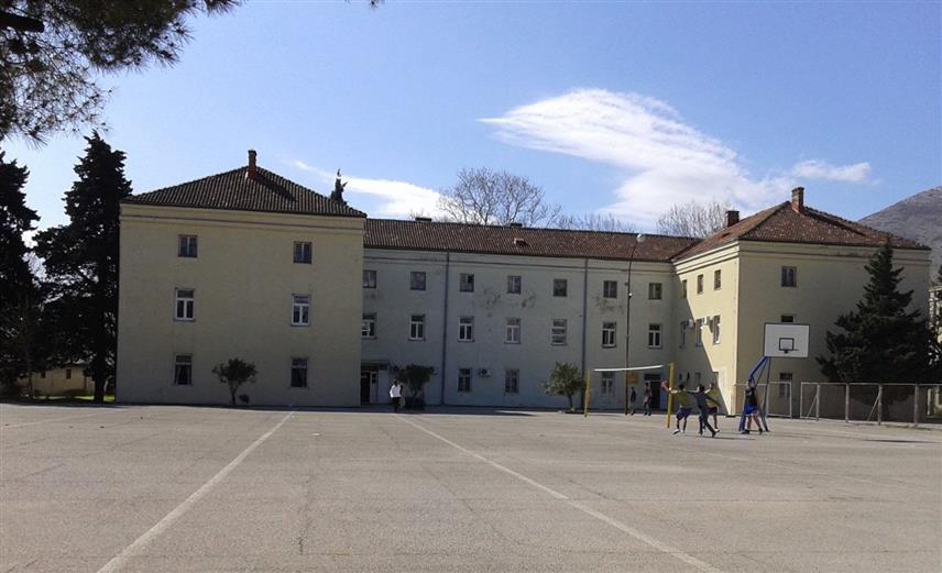 TРЕБИЊЕ, 17. АПРИЛА /СРНА/ - Реконструкција другог павиљона Студентског центра у Требињу требало би да почне крајем јуна, за шта је Министарство за научно-технолошки развој и високо образовање Републике Српске одобрило 250.000 КМ.