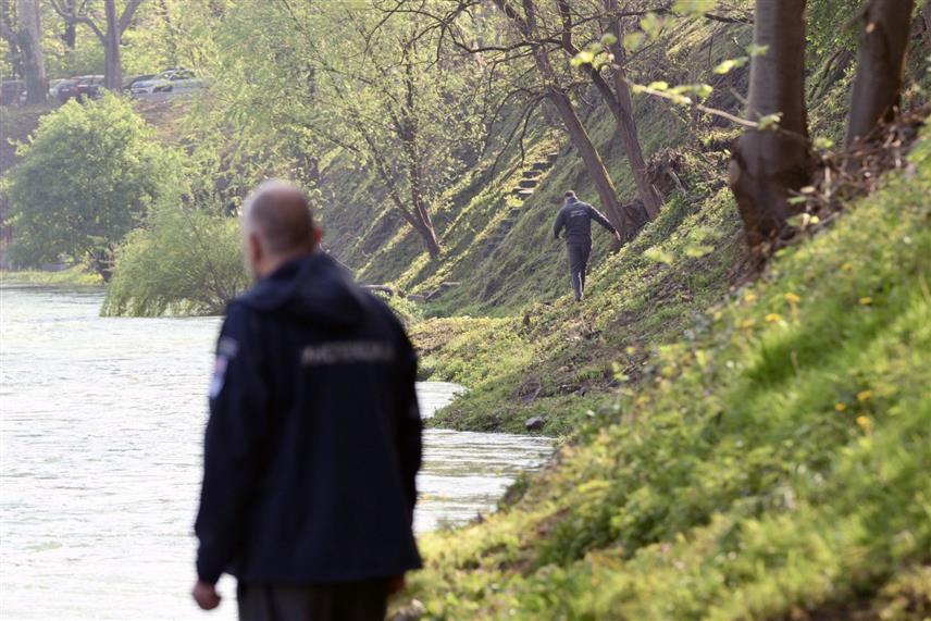 БАЊАЛУКА, 17. АПРИЛА /СРНА/ - Новоименовани стручни надзор пратиће наставак радова на обали Врбаса на реализацији пројекта "Бањалучка рива", којим је планирана садња 50 нових садница врбе, саопштено је из Градске управе Бањалука.