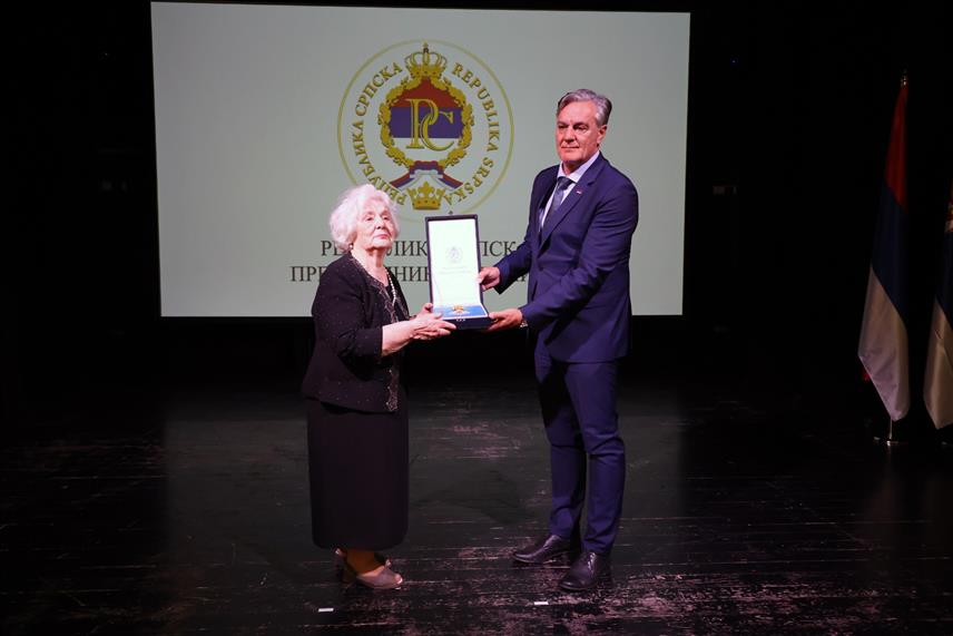БАЊАЛУКА, 17. АПРИЛА /СРНА/ - Предсједник Републике Српске Синиша Каран уручио је данас у Бањалуци одликовање Јелени Бухач Радојчић, преживјелој хероини концентрационог логора Јасеновац./фото: Борислав Здриња/