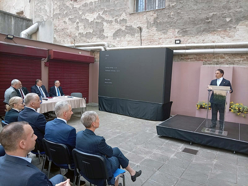 БЕОГРАД, 17. АПРИЛА /СРНА/ - Комеморативно-едукативни скуп "Истина о Јасеновцу у НДХ /1941-1945/: историјске перспективе, сећање и документација" почео је у Београду у присуству предсједника СНСД-а Милорада Додика.