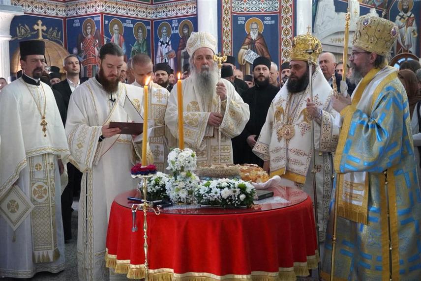 ТЕСЛИЋ, 17. АПРИЛА /СРНА/ - Његово високопреосвештенство митрополит зворничко-тузлански Фотије изјавио је у Теслићу да је данашњи празник Живоносног источника подсјећа на духовну снагу коју црква даје човјеку, а да протекли васкршњи дани свједоче да српски народ не напушта своје светиње.