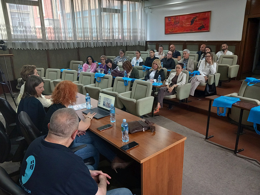 ПРИЈЕДОР, 17. АПРИЛА /СРНА/ - У Приједору је данас одржана јавна тибина на којој је указано на значај побољшања положаја асистената у настави, те указано на потребу да се измијене прописи који регулишу њихов статус.