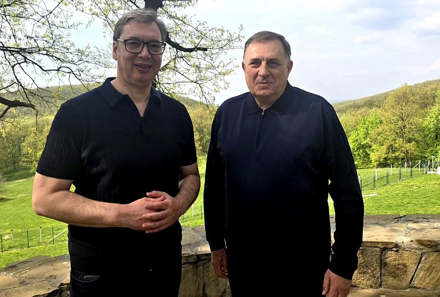 БЕОГРАД, 17. АПРИЛА /СРНА/ - Предсједник Србије Александар Вучић рекао је да је са лидером СНСД-а Милорадом Додиком данас разоварао о стратешким питањима од значаја за Београд и Бањалуку, а да ће у недјељу у Доњој Градини заједно присуствовати обиљежавању Дана сјећања на жртве геноцида над Србима, Јеврејима и Ромима у НДХ.