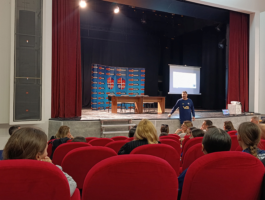 МРКОЊИЋ ГРАД, 17. АПРИЛА /СРНА/ - Прослављени одбојкаш Владимир Вања Грбић данас је у Мркоњић Граду одржао предавање за полазнике "Интернационалног одбојкашког кампа".