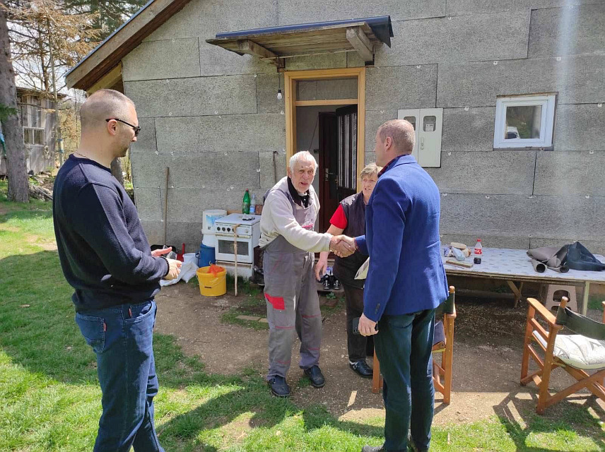 БИХАЋ, 17. АПРИЛА / СРНА/ - Делегат у Дому народа Парламента ФБиХ Горан Броћета и министар правосуђа и управе Ливањског кантона Александар Родић приликом посјете селу Трубар код Бихаћа.