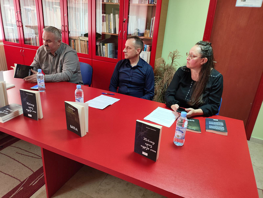 СРЕБРЕНИЦА, 17. АПРИЛА /СРНА/ - У Народној библиотеци Сребреница вечерас су промовисани романи "Међа" и "Поглед кроз курје очи" аутора Младена Марковића из Зворника.