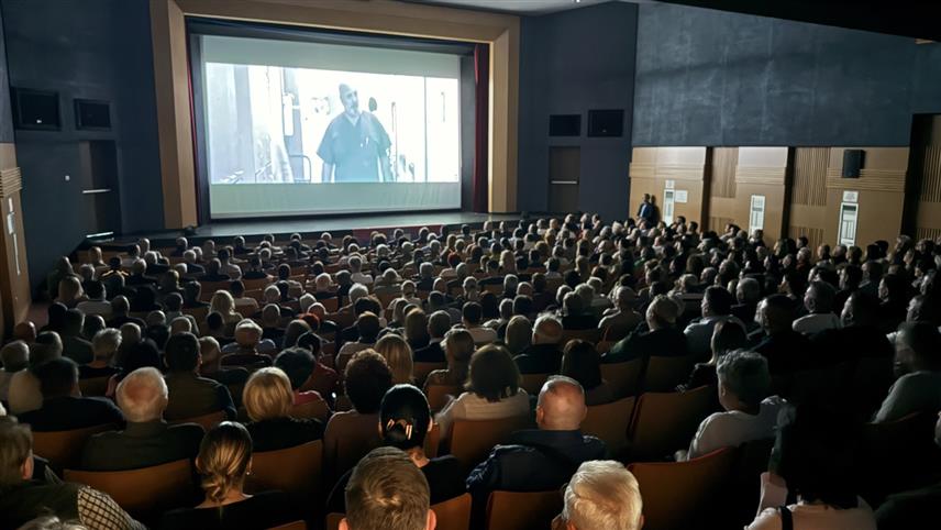 БИЈЕЉИНА, 17. АПРИЛА /СРНА/ - У Бијељини је вечерас приказан документарни филм "Ратни хирург" о доктору Миодрагу Лазићу, који је током протеклог рата спасио хиљаде живота и за кога сви који су га познавали кажу да је био више од хероја.