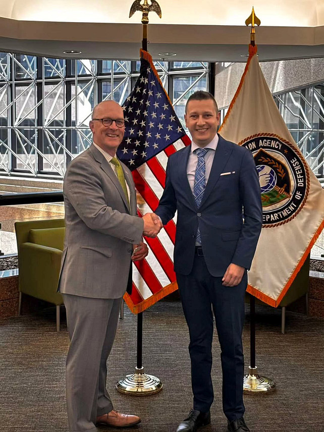 САРАЈЕВО/ВАШИНГТОН, 17. АПРИЛА /СРНА/ - Замјеник министра одбране у Савјету министара Александар Гогановић са директором америчке Агенције за сарадњу у области одбране Мајклом Милером у Вашингтону.