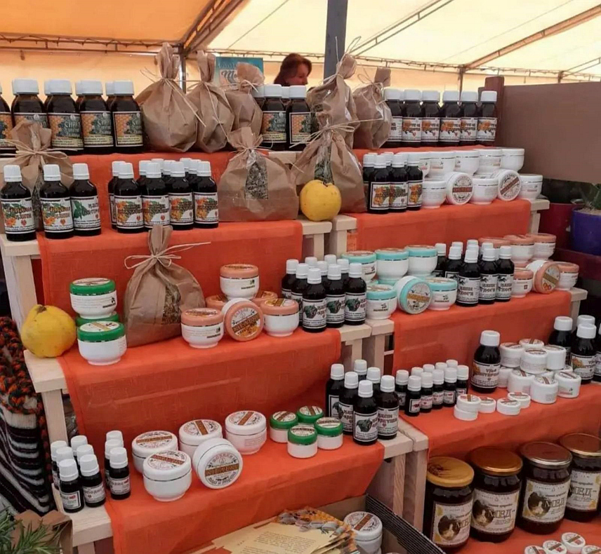 ШИПОВО, 18. АПРИЛА /СРНА/- Бојана Арамбашић већ више година у Шипову израђује природне мелеме на бази чистог пчелињег воска из домаћег пчелињака по рецептури која се преноси с кољена на кољено.