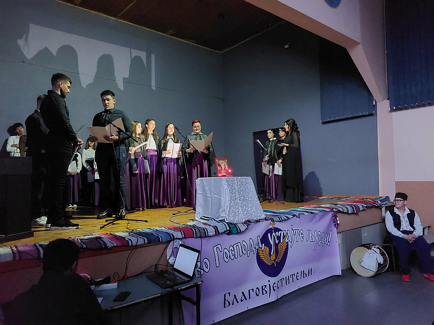 СРБАЦ, 18. АПРИЛА /СРНА/ - Други Васкршњи концерт хора "Благовјеститељи" под називом "Ево Господа, устајте људи" одржан је у пуној сали Дома културе у Ситнешима.