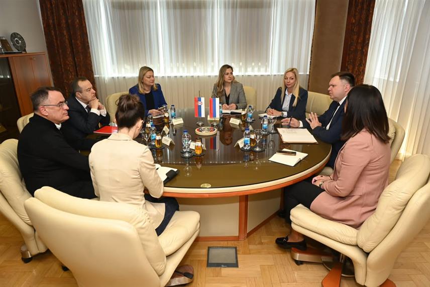 БАЊАЛУКА, 18. АПРИЛА /СРНА/ - Министри унутрашњих послова Републике Српске и Србије Жељко Будимир и Ивица Дачић разговарали су данас у Бањалуци о унапређењу сарадње два министарства у области безбједности.