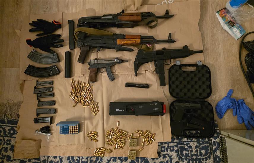 БЕОГРАД, 18. АПРИЛА /СРНА/ - У Београду су ухапшена три лица, у чијим становима је пронађена велика количина разног оружја, муниције, дрога, фалсификоване исправе и возила.