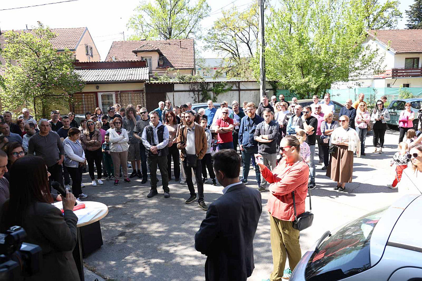 БАЊАЛУКА, 18. АПРИЛА /СРНА/ - Мјештани Лоркиног насеља у Бањалуци окупили су се данас на мирном протесту под називом "Ни метар мимо плана", поручивши да не желе дозволити градњу која угрожава насеље и квалитет живота.