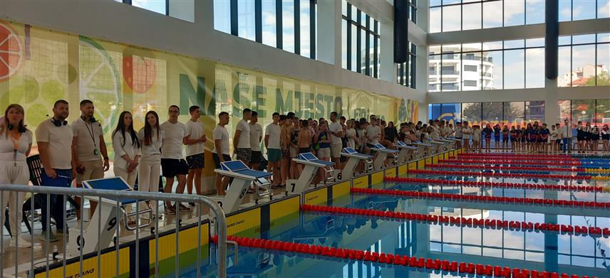 ТРЕБИЊЕ, 18. АПРИЛА /СРНА/ - Олимпијски базен "Ана Чучковић" у Требињу окупио је данас рекордних 570 пливача из 27 клубова из Србије, Црне Горе, Хрватске, Републике Српске и Федерације БиХ на отварању четвртог Меморијалног пливачког митинга "Ана Чучковић".