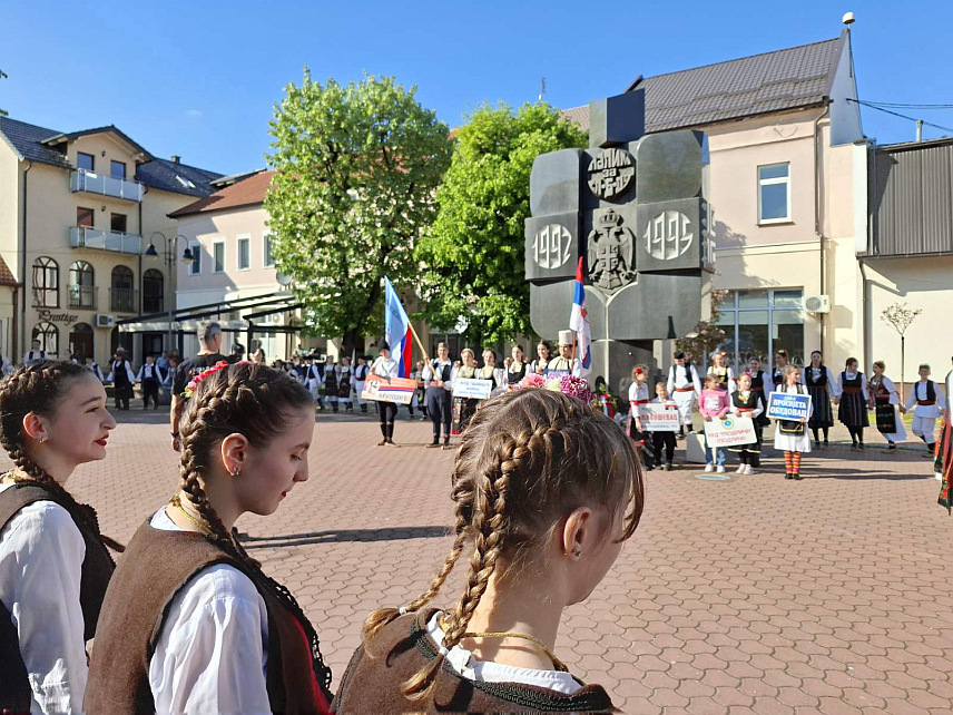 ШАМАЦ, 18. АПРИЛА /СРНА/ - У Шамцу је одржан Трећи Међународни фестивал "Заједно" на којем су учестовала културно-умјетничка друштва из Србије и Српске, прије почетка програма, учесници фестивала "Заједно" организовали су свечани дефиле по Шамцу и заједно заиграли коло на Градском тргу.