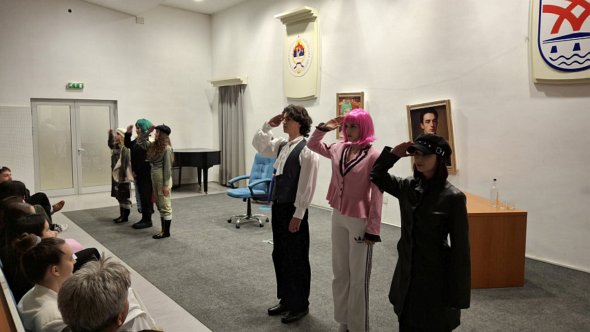 НОВИ ГРАД, 18. АПРИЛА /СРНА/ - У амфитеатру Културно-образовног центра у Новом Граду вечерас је новоградски Нови театар извео представу "Гдје нојево јаје падне".	
