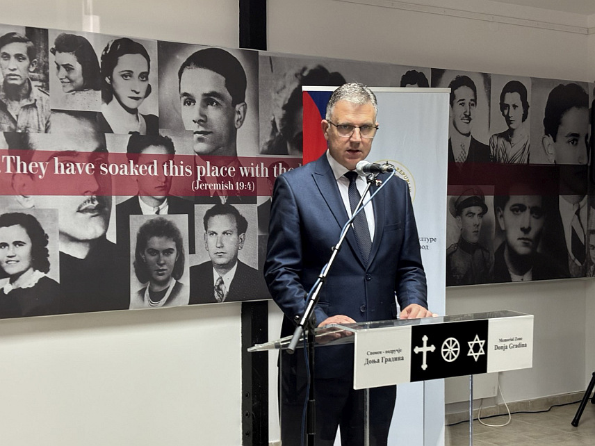 ДОЊА ГРАДИНА 19. АПРИЛА /СРНА/ - Директор Педагошког завода Републике Српске Слађана Танасић рекла је да је велики утисак на све који су оцјењивали пристигле радове оставила емоција коју су ученици пренијели.Изложбу је отворио министар просвјете и културе Републике Српске Боривоје Голубовић.