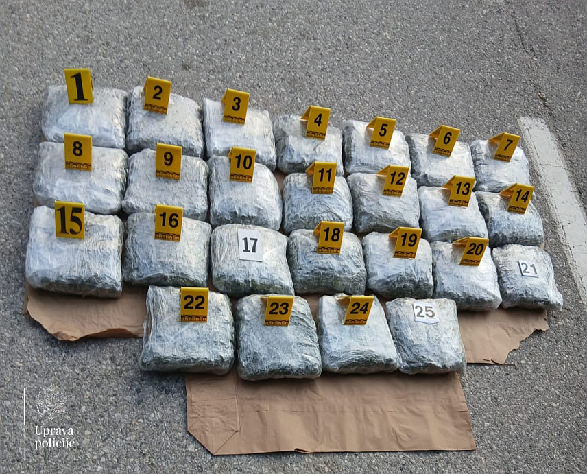 ПОДГОРИЦА, 19. АПРИЛА /СРНА/ - Црногорска гранична полиција заплијенила је 25 килограма марухуане на граничном прелазу Шћепан Поље са БиХ и ухапсила држављанина Црне Горе из Зете чији су иницијали С.В.