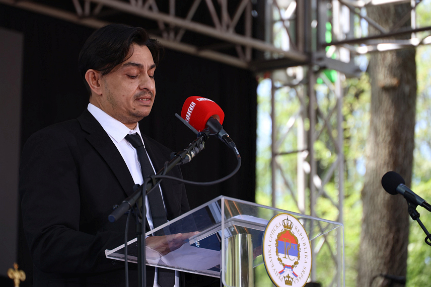 ДОЊА ГРАДИНА, 19. АПРИЛА /СРНА/ - Представник Ромске заједнице Милош Ацковић изјавио је да за Роме Доња Градина није само историјски локалитет, већ отворена рана њиховог бића и симбол истребљења које је покушало да угаси њихову пјесму, језик и постојање. /Фото - Борислав Здриња/